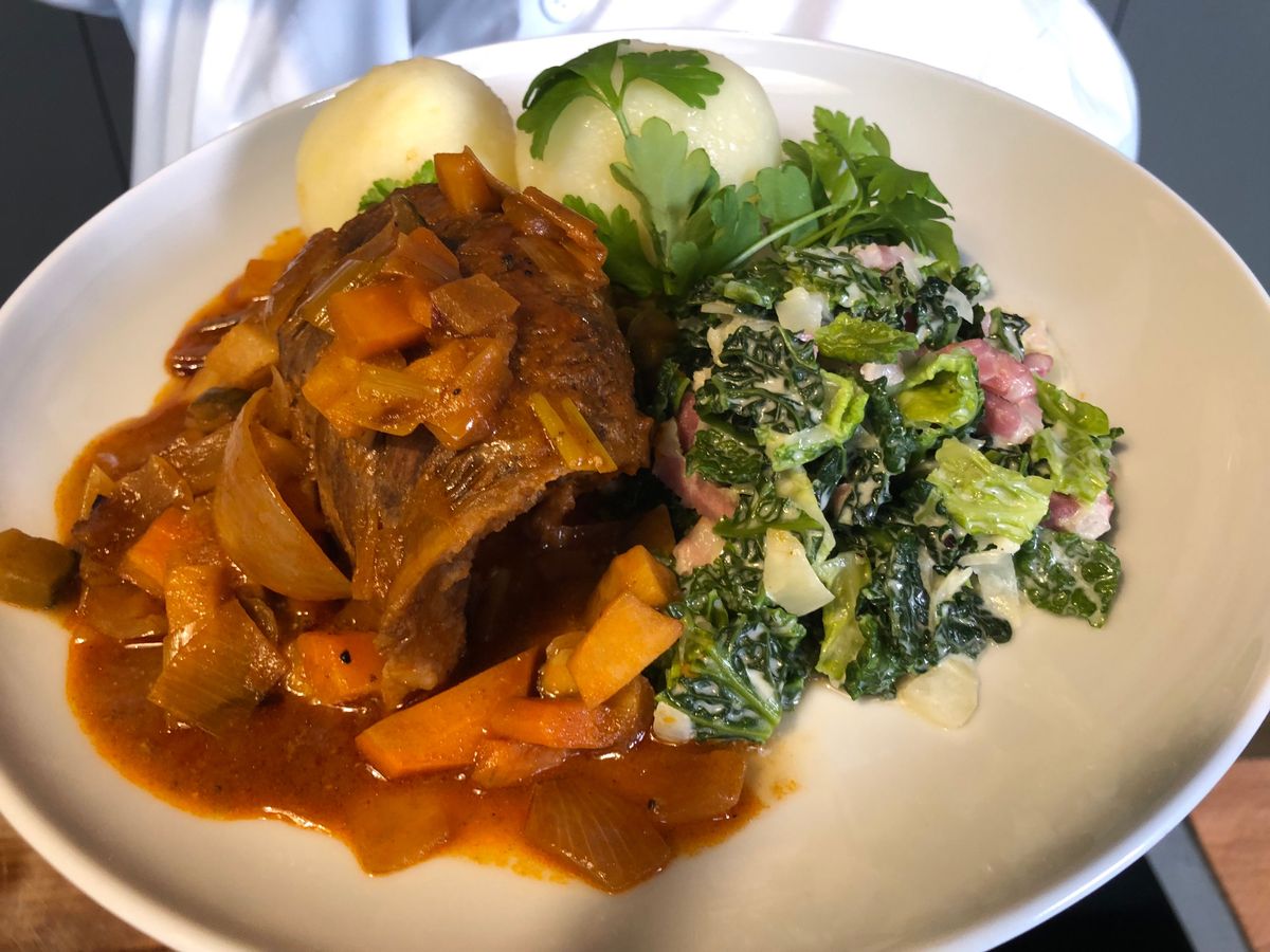 Saftige Rinderrouladen serviert mit Kartoffelklöße und Blaukraut