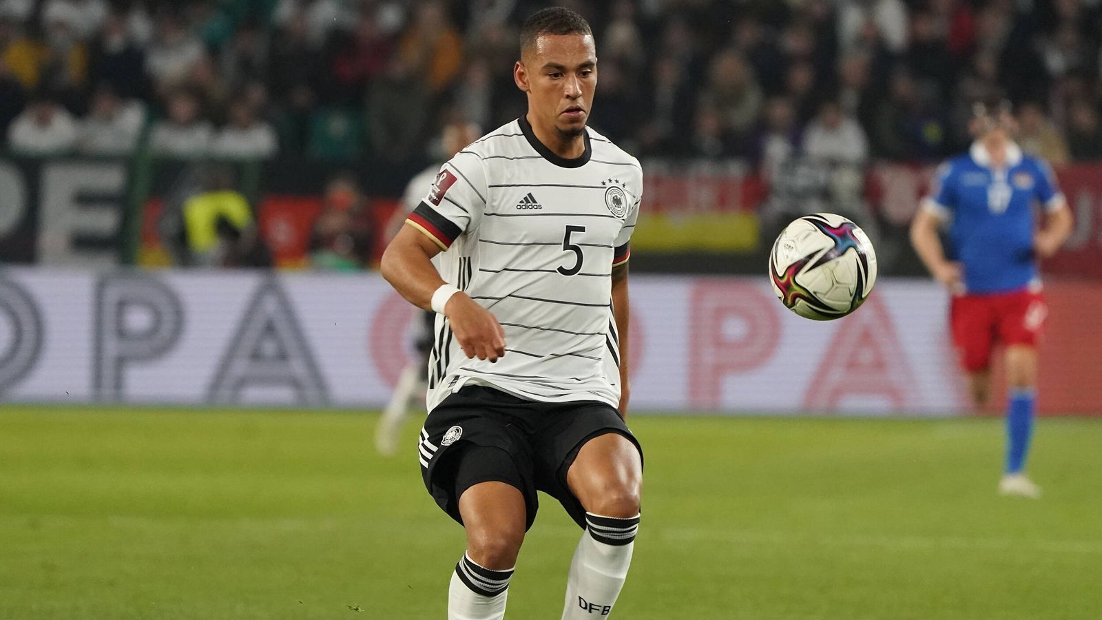 
                <strong>Gewinner: Thilo Kehrer</strong><br>
                Unter Joachim Löw rutschte Kehrer aus dem Kreis der deutschen Nationalmannschaft und befand sich zwischen Oktober 2020 und der Europameisterschaft 2021 kein einziges Mal im Kader. Unter Flick hat sich das schlagartig geändert. Der Innenverteidiger von Paris Saint-Germain stand in allen sechs Partien unter dem Bundestrainer in der Startelf und könnte für die WM in Katar eine tragende Rolle übernehmen.
              