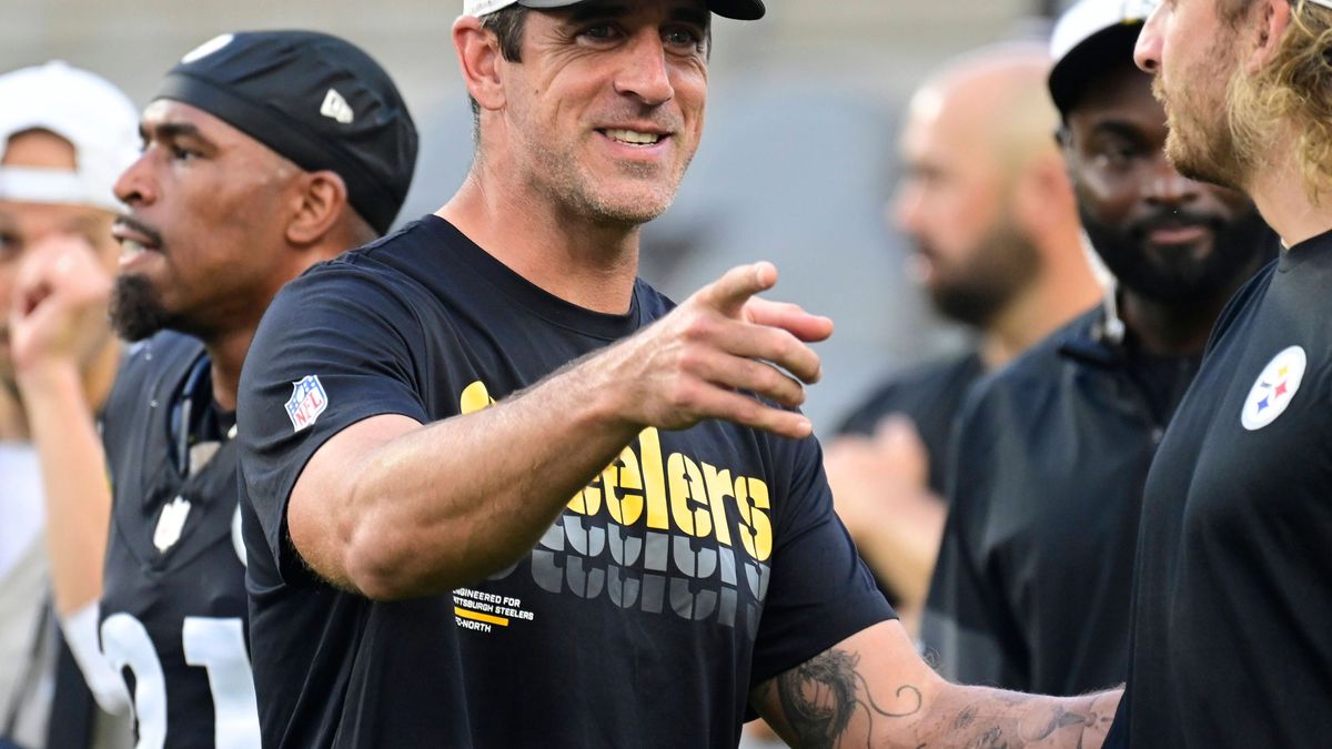 Pittsburgh Steelers quarterback Aaron Rodgers (8) on the sidelines the preseason game against the Tampa Bay Buccaneers at Acrisure Stadium Saturday, August 16, 2025 in Pittsburgh. PUBLICATIONxINxGE...