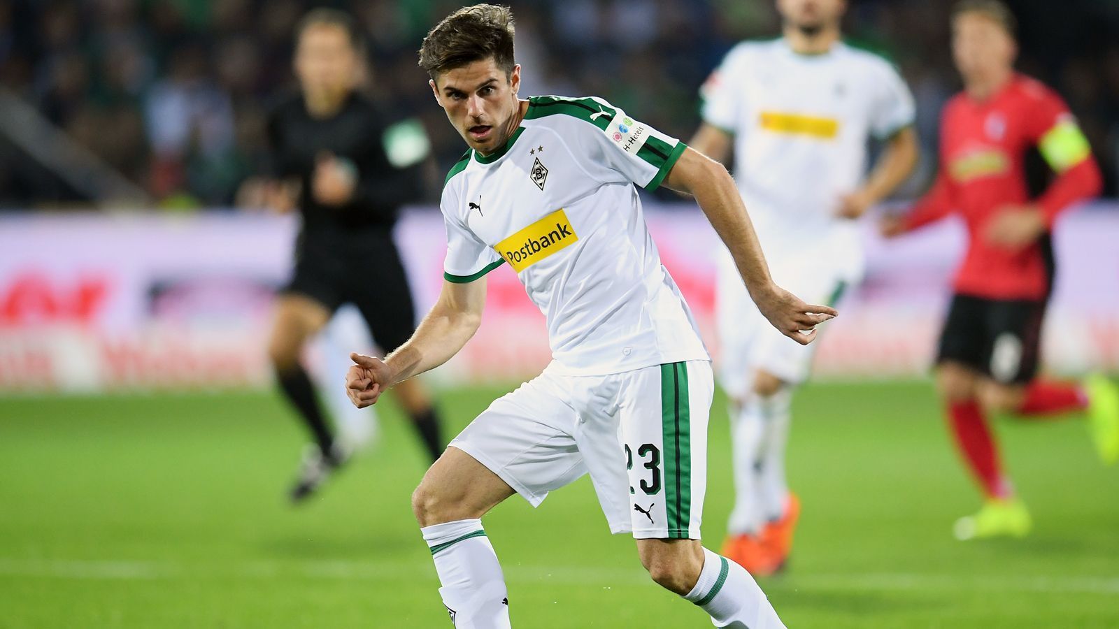 
                <strong>Jonas Hofmann (Borussia Mönchengladbach)</strong><br>
                Im zentralen bzw. offensiven Mittelfeld von Überraschungsteam Borussia Mönchengladbach glänzt der frühere Dortmunder Jonas Hofmann (fünf Tore, vier Vorlagen bei 15 Einsätzen). Der Vertrag des 26-Jährigen läuft nur noch bis 2020, und es soll schon einen Interessenten für Hofmann geben. Laut "Bild" handelt es sich dabei um den Premier-League-Klub Tottenham Hotspur. "Ich fühle mich hier wohl und kann mir eine Vertragsverlängerung sehr gut vorstellen. Jetzt müssen wir schauen, wann wir die Verhandlungen aufnehmen", sagte Hofmann noch im November 2018 der "WAZ". Ob das angebliche Spurs-Interesse daran mittlerweile etwas geändert hat?
              