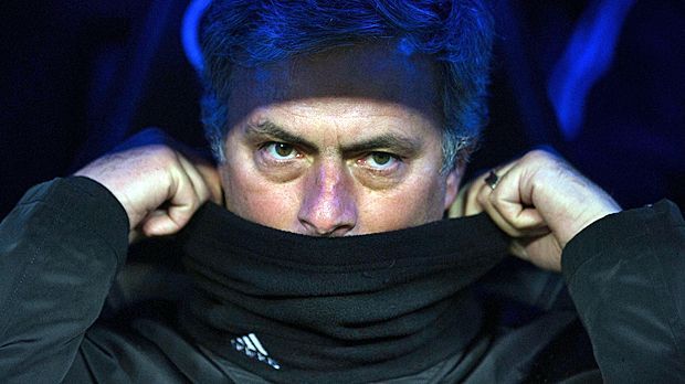 
                <strong>Jose Mourinho, Real Madrid</strong><br>
                Jose Mourinho (Real Madrid): Drei Jahre lang ist "The Special One" Coach der Königlichen. Der Portugiese kommt auf einen sehr guten Punkteschnitt von 2,30. Doch 2012/13 ist, wie er sagt, "die schlechteste Saison meiner Karriere." Obwohl er einen Vertrag bis 2016 hat, einigen sich Trainer und Klub auf eine Trennung.
              