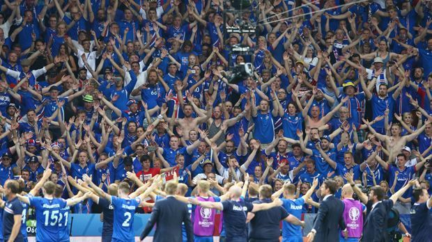 
                <strong>Frankreich vs. Island</strong><br>
                Trotz dieser Abreibung sind die Isländer mit ihren Fans und dem legendären "Huh"-Schlachtruf eine der positivsten Überraschungen des Turniers.
              