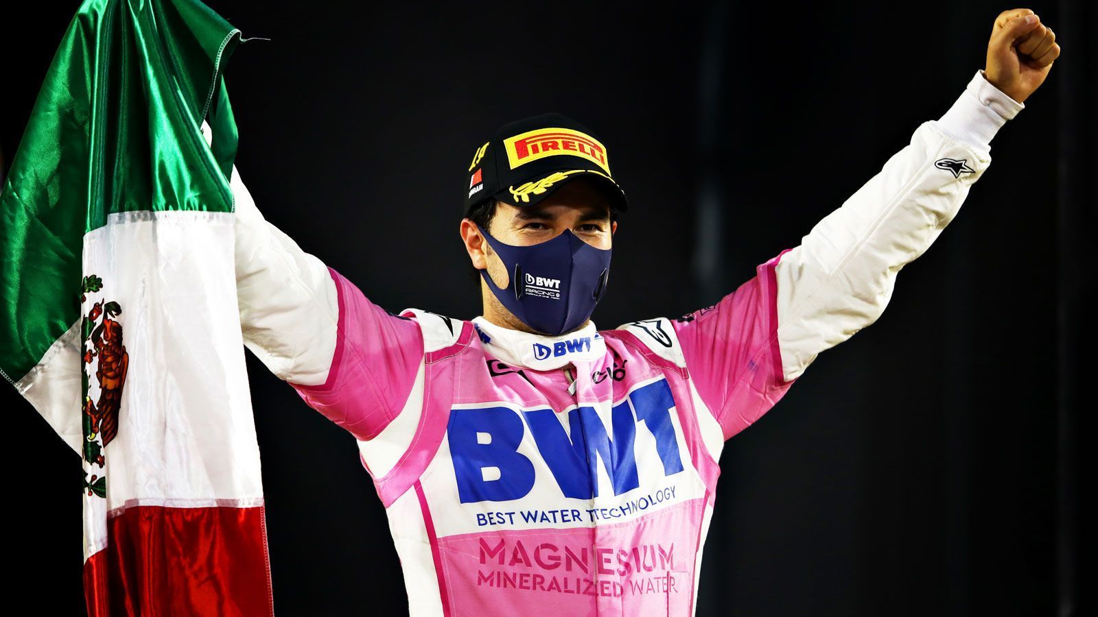 
                <strong>Neue Sieger überraschen - Teil 2</strong><br>
                Der zweite Sieg-Debütant ist Sergio Perez vom Racing-Point-Team. Nach einem unverschuldeten Unfall in der ersten Runde rutscht der Mexikaner beim Sakhir-Grand-Prix auf den letzten Platz, kann sich durch einige Safety-Car-Phasen und eine clevere Strategie jedoch wieder nach vorne arbeiten. Hamiltons Ersatzmann George Russell scheint das Rennen in der Tasche zu haben, bis dem Mercedes-Team ein katastrophaler Boxenstopp unterläuft - die Crews verwechseln tatsächlich die Reifen ihrer Fahrer. Perez übernimmt die Führung und kann dank des Mercedes-Blackouts, der Russell einen zusätzlichen Stopp beschert, entspannt ins Ziel fahren. Der Sieg kommt zur besten Zeit: Für 2021 ist der Mexikaner, der von Sebastian Vettel ersetzt wird, noch ohne Vertrag.
              