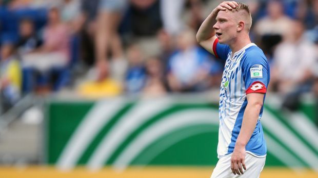 
                <strong>Philipp Ochs (1899 Hoffenheim)</strong><br>
                Philipp Ochs (1899 Hoffenheim): Im Sommer 2016 schrieb das TSG-Talent noch große Schlagzeilen. Mehrere Medien berichteten von einem angeblichen Interesse Arsenals. Doch aus einem Transfer wurde nichts und mittlerweile steckt der Blondschopf in der Sackgasse. Nur zwei Mal durfte Ochs in der laufenden Saison in der Bundesliga ran. Den restlichen Herbst verbrachte er bei den Regionalliga-Amateuren der TSG. Im November berichtete die "Hamburger Morgenpost", dass Ochs ein Leih-Kandidat für den FC St. Pauli sein soll.
              