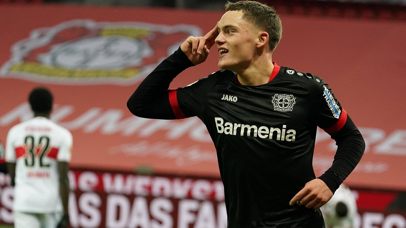 
                <strong>Florian Wirtz (Bayer Leverkusen)</strong><br>
                Wirtz ist noch nicht einmal volljährig, beim Champions-League-Aspiranten Bayer Leverkusen aber bereits gesetzt und wohl der verheißungsvollste Nachwuchsstar der laufenden Spielzeit. Die erfahrenen Kollegen schwärmen von den Fähigkeiten des Teenagers, der sich beim 5:2 gegen den VfB am vergangenen Spieltag den Titel als jüngster Spieler aller Zeiten, dem fünf Tore in der Bundesliga gelangen, schnappte – mit 17 Jahren, neun Monaten und drei Tagen. Unter anderem sein Coach Peter Bosz dachte bereits laut darüber nach, dass Wirtz schon im Sommer ein Kandidat für die deutsche Nationalelf bei der Europameisterschaft sein könnte.
              