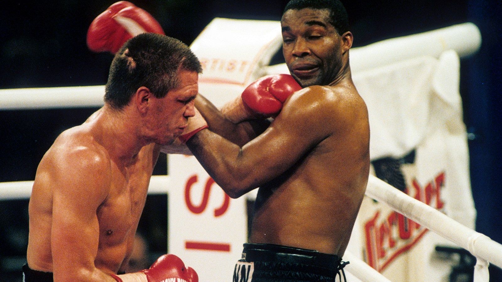 
                <strong>Rocchigiani vs. Michael Nunn, 21. März 1998, Berlin</strong><br>
                Anderthalb Jahre später gewinnt Rocchigiani seinen zweiten WM-Titel. Im Kampf um den vakanten Gürtel des WBC setzt er sich gegen den US-Amerikaner Nunn mehrheitlich nach Punkten durch. Der WBC nimmt Rocchigiani den WM-Titel anschließend wieder ab. Grund: Der vorherige Weltmeister Roy Jones Jr. verliert ihn nie offiziell. Rocchigiani verklagt den WBC und erstreitet sich 2004 vor Gericht rund 4,5 Millionen US-Dollar.
              