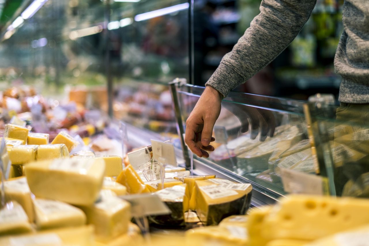 Für Käse und Butter müssten die Verbraucher:innen in Zukunft ebenfalls tiefer in die Tasche greifen.