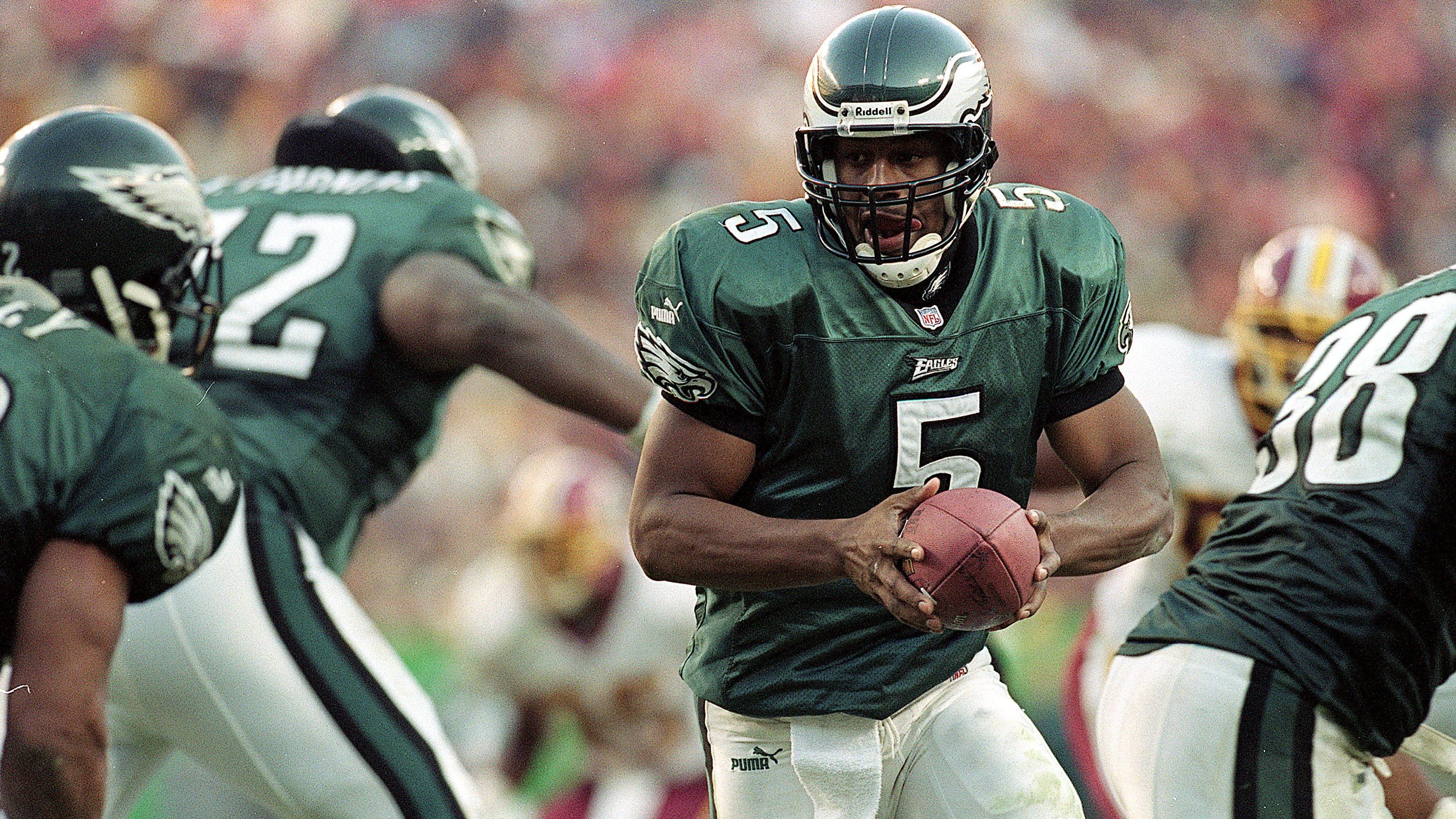 <strong>Platz 10: Donovan McNabb zu den Philadelphia Eagles (1999)*</strong><br>McNabbs sorgte für Stabilität auf der Quarterback-Position in Philly. Er führte die Eagles zu mehreren NFC Championship Games und einer Super-Bowl-Teilnahme.<br>*ChatGPT bezieht sich hierbei auf den Draft von McNabb, die Eagles pickten ihn 1999 an zweiter Stelle.