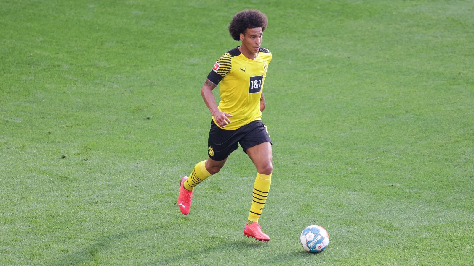 
                <strong>Axel Witsel</strong><br>
                Der Belgier wird vom neuen BVB-Coach Marco Rose gegen die Eintracht in die Innenverteidigung beordert – eine ungewohnte Position für den Mann mit der großen Haarpracht. Doch Witsel erledigt seine Aufgaben unaufgeregt und lässt überhaupt nichts anbrennen. ran-Note: 2
              