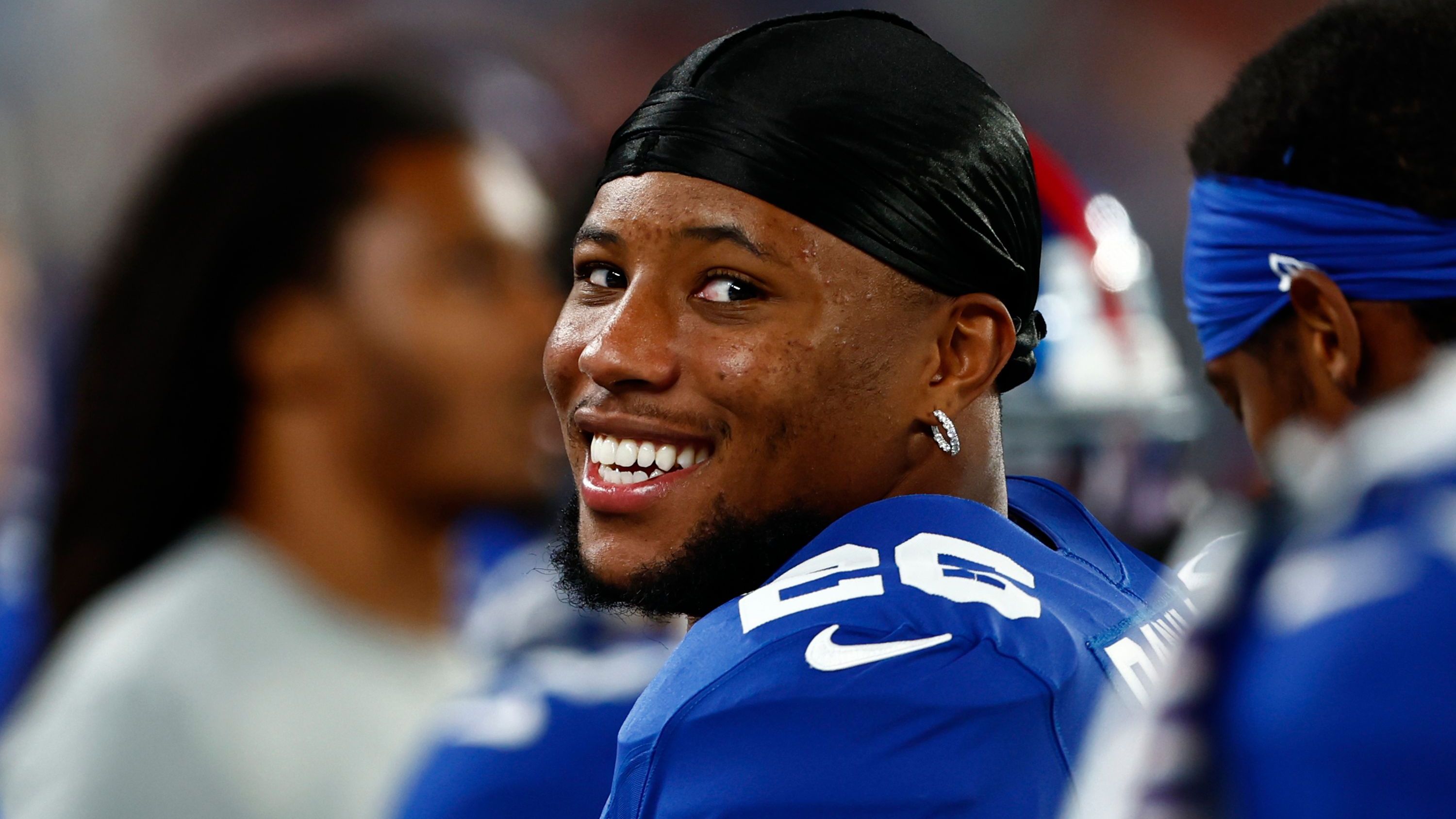 <strong>Saquon Barkley (Philadelphia Eagles)</strong><br>Star-Running-Back Saquon Barkley wechselte als Free Agent innerhalb der NFC East von den New York Giants zu den Philadelphia Eagles. In "Philly" erhält der 27-Jährige 37,75 Millionen Dollar für drei Jahre. Tiki Barber, ehemaliger Running Back der Giants, sagte hinterher, dass Barkley für ihn mit dem Trade gestorben sei.