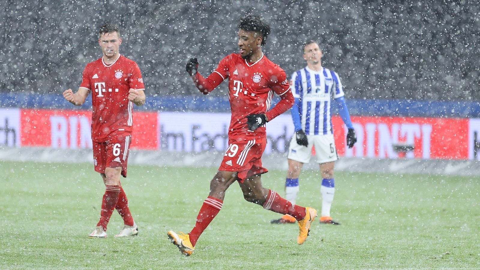 
                <strong>Kingsley Coman</strong><br>
                Auffälligster Bayer im ersten Durchgang. Zu Beginn sehr agil gegen den Ball und mit mehreren Balleroberungen in der gegnerischen Hälfte. Belohnt sich in der 20. Minute, als sein abgefälschter Schuss aus halblinker Position zum 1:0 ins Tor fliegt. Direkt danach hat er das 2:0 alleinstehend vor Jarstein auf dem Fuß, vergibt aber. Kurz vor der Pause fliegt sein freier Schuss aus zwölf Metern weit über das Tor. Danach mit vielen Dribbling-Versuchen auf außen, die nicht alle funktionieren. Dennoch über das gesamte Spiel der beste Bayern-Profi. In der 86. Minute durch Choupo-Moting ersetzt. ran-Note: 2
              