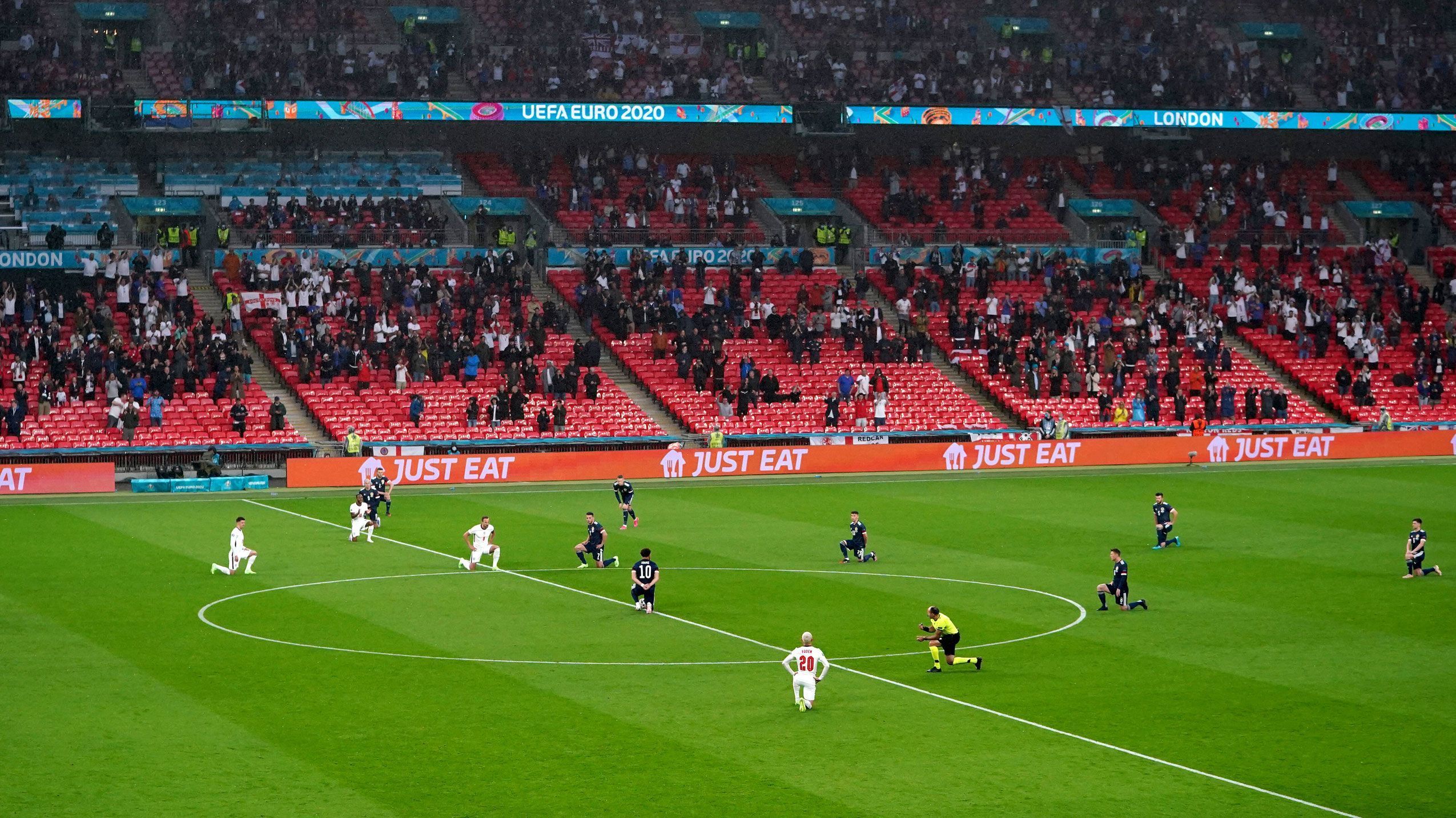 
                <strong>Kniefall vor dem Spiel</strong><br>
                Auf dem Platz ziemlich beste Feinde, in der Sache vereint. Vor dem Anpfiff gehen alle Beteiligten kollektiv auf das Knie und setzen ein Zeichen gegen Rassismus. Große Geste! 
              