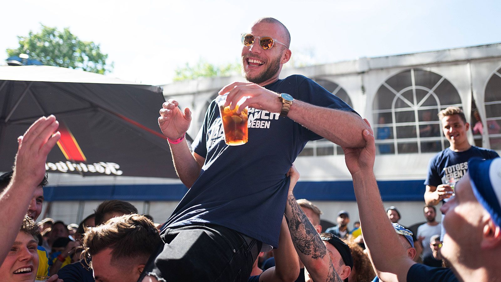 
                <strong>Sechs aktuelle Nationalspieler</strong><br>
                Sechs Drittliga-Profis dürfen sich als aktuelle A-Nationalspieler bezeichnen. Der Lette Daniels Ontuzans von Bayern München II, Namibias Manfred Starke vom 1. FC Kaiserslautern (Foto), der US-Amerikaner Joseph-Claude Gyau vom MSV Duisburg, der Aserbaidschaner Rufat Dadashov von Preußen Münster, der Kanadier Marcus Godinho vom FSV Zwickau und Bulgariens Georgi Sarmov vom Chemnitzer FC waren im Sommer für ihre Auswahlteams aktiv. Starke nahm am Afrika Cup teil, Godinho am Gold Cup.
              