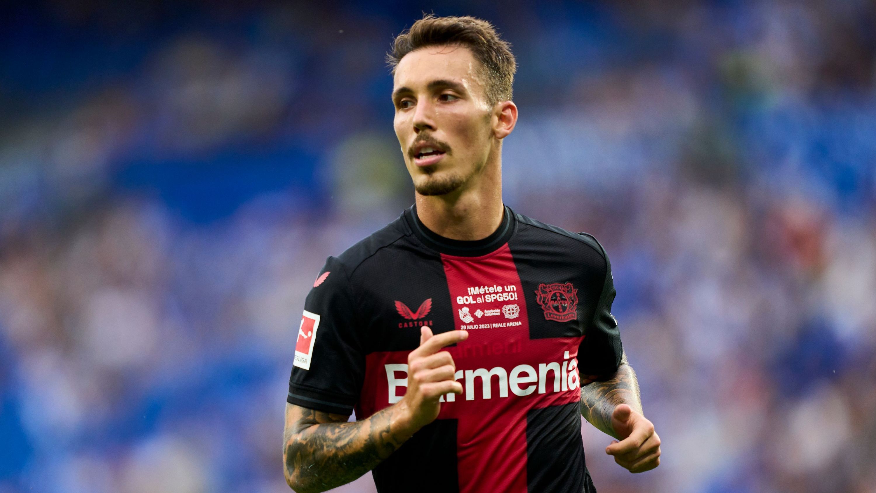 <strong>Alejandro Grimaldo</strong><br>In der vergangenen Saison war es noch ein Problem, dass zwar&nbsp; Frimpong auf der rechten Seite für viel Gefahr sorgte, auf der linken Seite aber kein Spieler ansatzweise diese Qualität liefern konnte. Dies hat Alejandro Grimaldo verändert. Mit neun Toren und 13 Vorlagen überzeugt der Spanier auf ganzer Linie. Herausragende Flanken und Standards sind ausschlaggebend dafür.