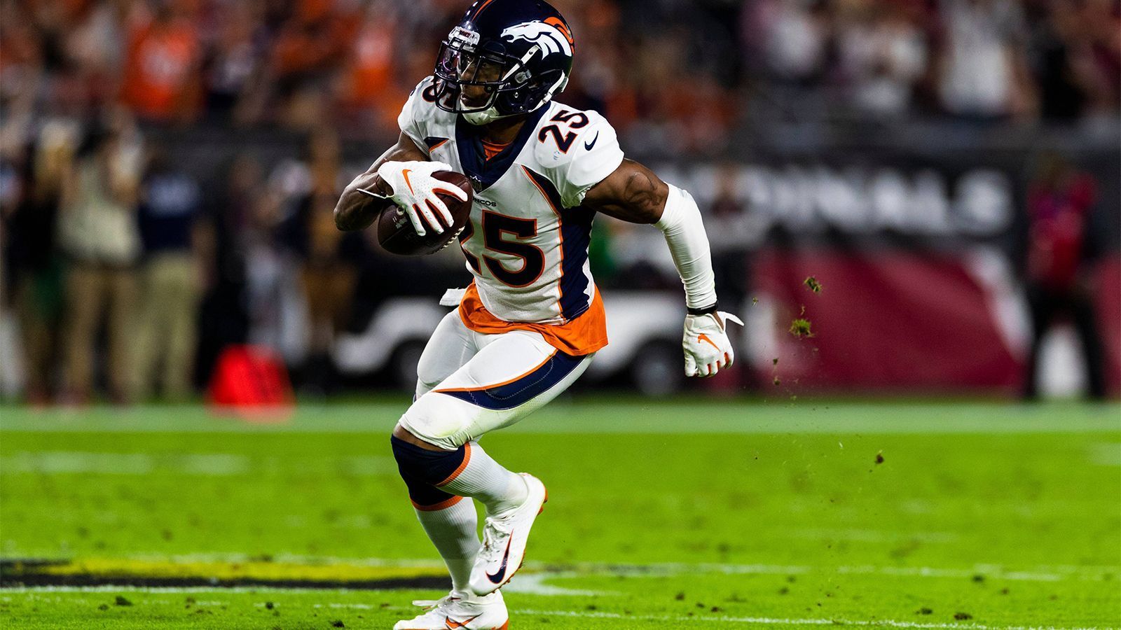 
                <strong>Chris Harris Jr. (Denver Broncos)</strong><br>
                Die zähen Verhandlungen zwischen den Denver Broncos und Cornerback Chris Harris Jr. sind nach langem Hin und Her zumindest vorerst beendet. Der Vertrag von Harris, der in der kommenden Saison in sein letztes Vertragsjahr in Denver geht, wird nicht verlängert, sondern lediglich umstrukturiert. Eine Verlängerung des Vertrags sprang nicht heraus, es wurde nur das Gehalt von 8,5 auf 12,05 Millionen Dollar aufgestockt. Im nächsten Jahr geht der Verhandlungspoker dann von vorne los. Der 29-Jährige verlangt wohl einen langfristigen Vertrag in der Größenordnung von 15 Millionen Dollar pro Jahr, wie ihn die Topverdiener auf seiner Position um Xavien Howard und Josh Norman besitzen. Fortsetzung folgt ...
              