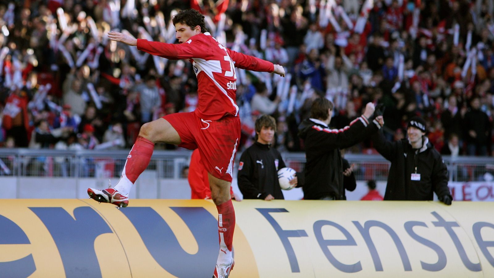 
                <strong>Gomez empfiehlt sich für höhere Aufgaben </strong><br>
                Die schwache EM des Torjägers änderte nichts an seinen Leistungen beim VfB: Gomez steigerte 2008/2009 seine Torausbeute wieder um fünf Tore und schoss Stuttgart mit 24 Saisontoren in die Champions League. Für den ehrgeizigen Stürmer war es der Zeitpunkt, eine neue Herausforderung zu suchen.
              