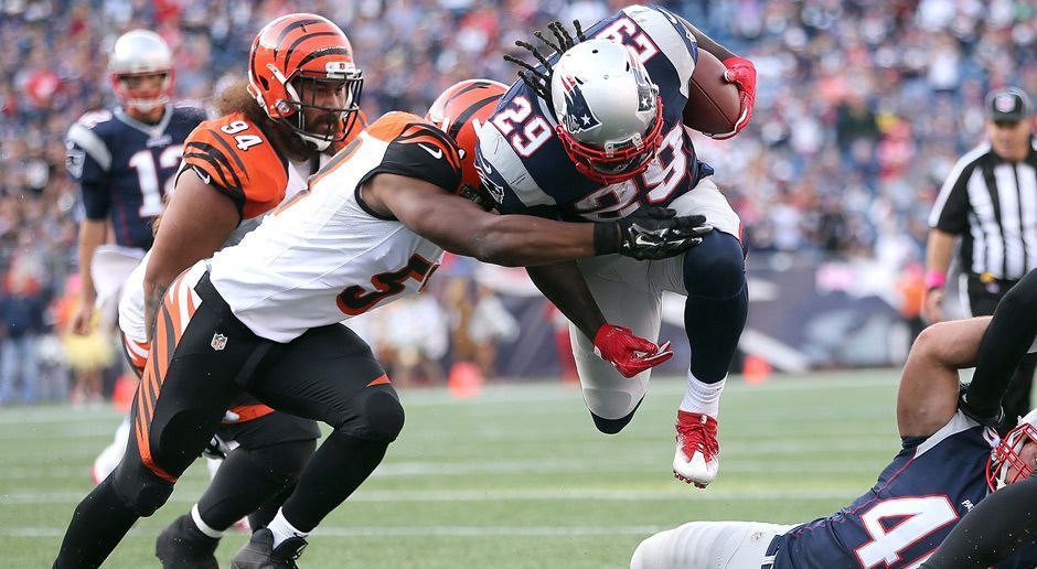 
                <strong>Vontaze Burfict</strong><br>
                Vontaze Burfict (Cincinnati Bengals): Der Linebacker wird von der NFL mal wieder zur Kasse gebeten. Burfict muss 75.000 Dollar (rund 68.420 Euro) wegen übertriebener Härte im Spiel gegen die New England Patriots zahlen. Dort stampfte der 26-Jährige auf Patriots-Running Back LeGarrette Blount. Laut NFL-Insider Ian Rapoport legt Burfict gegen das Urteil Berufung ein. Im selben Spiel verpasste er Tight End Martellus Bennett noch einen unfairen Hit. Die Aktion soll für Burfict ohne Folgen bleiben. Es ist bereits das fünfte Mal seit 2015, dass Burfict von der NFL bestraft wird.
              