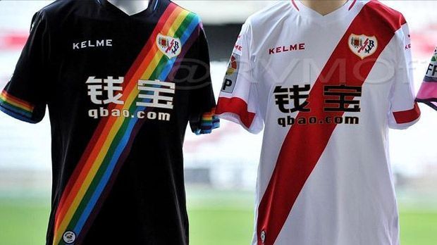 
                <strong>Rayo Vallecano</strong><br>
                Rayo Vallecano setzt Zeichen! Das Auswärtstrikot (l.) macht mit den Querstreifen auf Gesellschaftsprobleme aufmerksam. Rot steht für Krebserkrankungen, Orange für Behinderung, Gelb für Depressionen, Grün für Umweltschutz, Blau für Kindesmissbrauch und Pink für häusliche Gewalt.
              