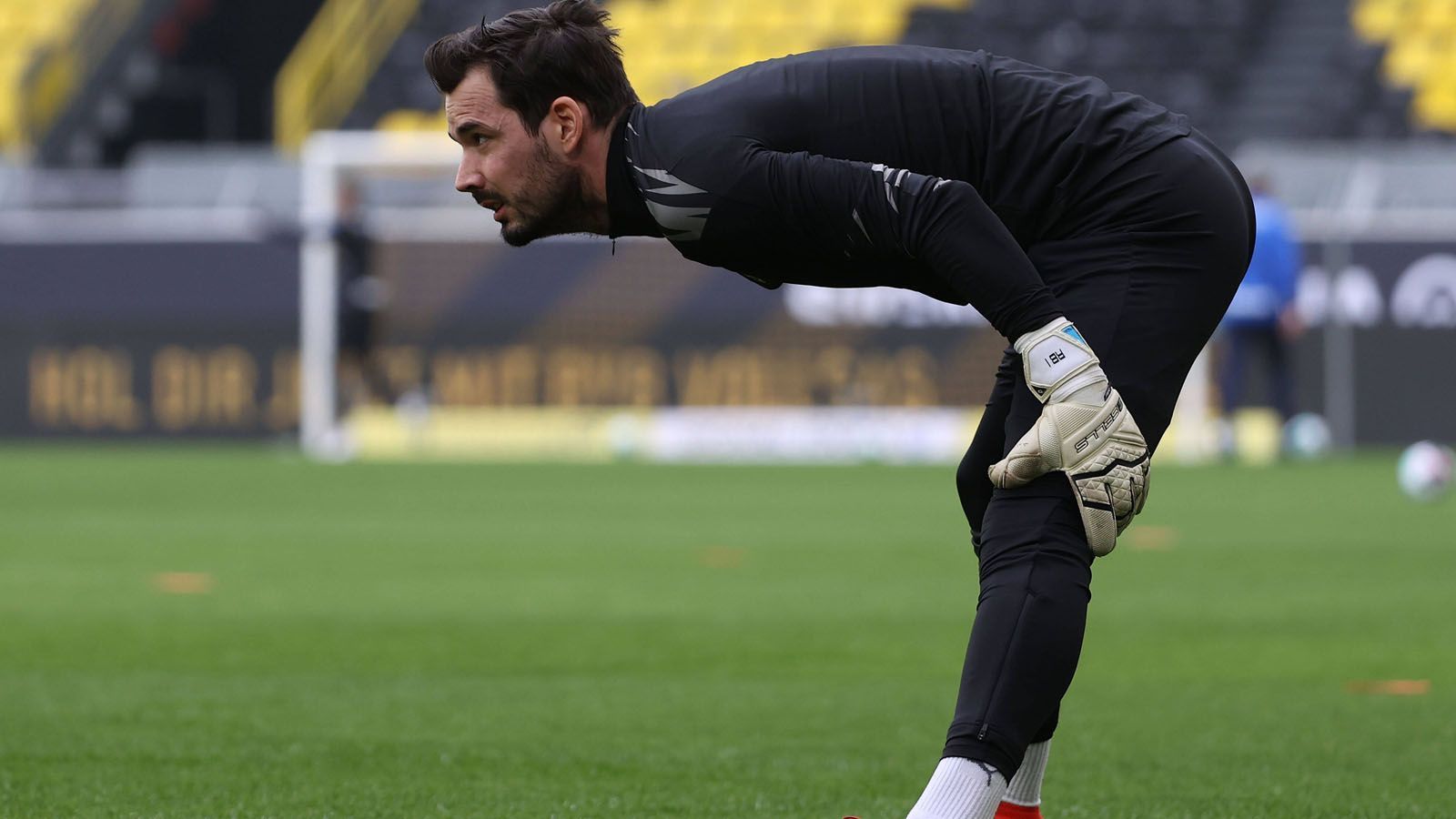 
                <strong>Roman Bürki - Schwächen</strong><br>
                Gerade einmal 0,26 Aktionen hat Bürki pro Partie außerhalb des Strafraums. Auch er kommt nur auf knapp über 30 Prozent Passquote bei langen Bällen in Richtung seiner Mitspieler. Seine durchschnittliche Abwehrposition von etwa elf Metern vor dem Tor ist unterdurchschnittlich im Vergleich mit den Keepern in Europas Topligen.
              