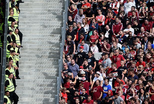 
                <strong>Fan-Eklat nach Nürnberg-Pleite</strong><br>
                Die Nürnberger Anhänger in Karlsruhe geben schon während des Spiels ein bedrohliches Bild ab. Die Stimmung ist nach einigen schwachen Auftritten des FCN am Tiefpunkt. 
              