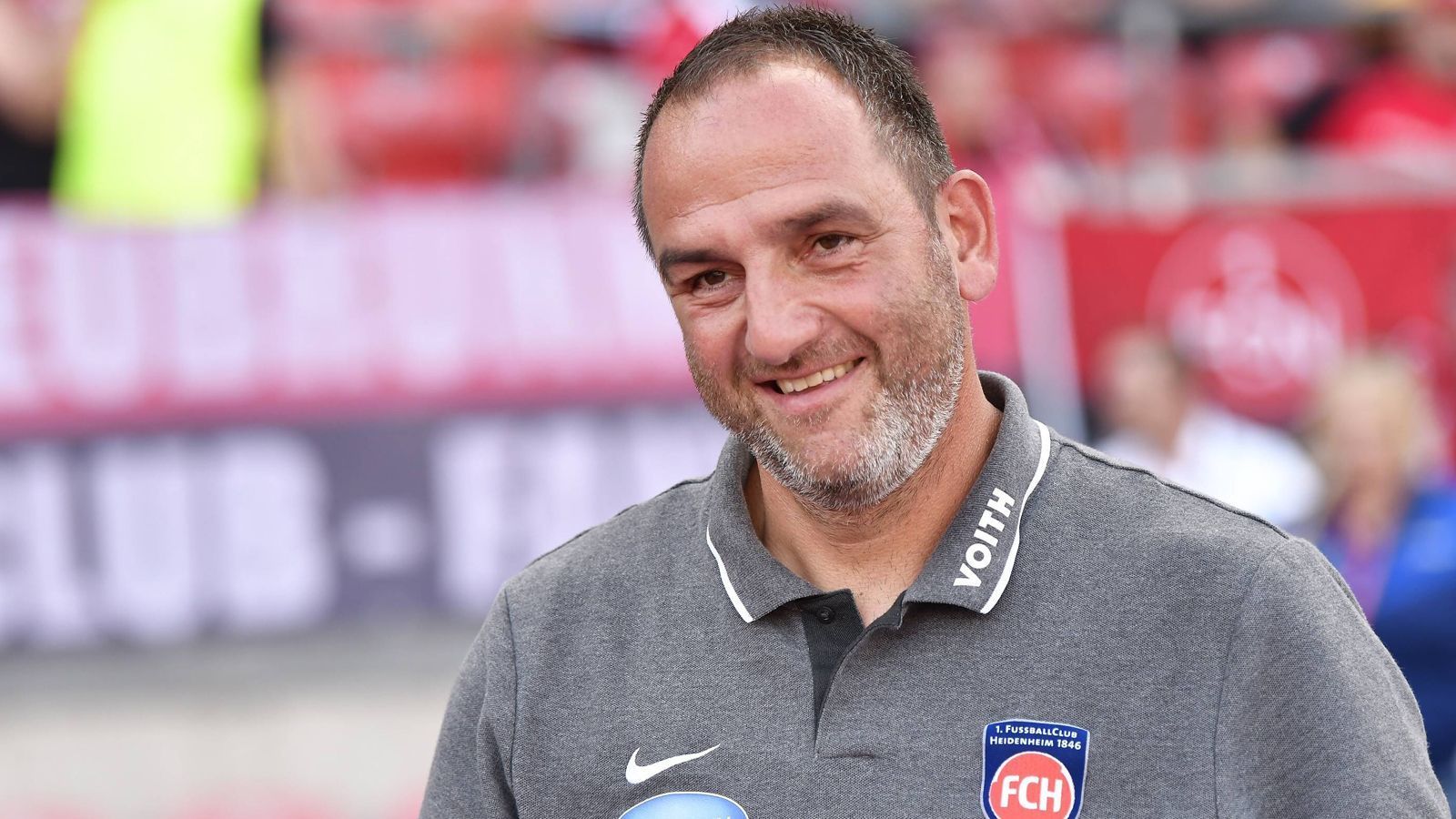 
                <strong>Frank Schmidt (1. FC Heidenheim)</strong><br>
                Mit 29 Jahren wechselte Ex-Profi Frank Schmidt 2003 zum damals unterklassigen Klub Heidenheimer SB, der später zum 1. FC Heidenheim wurde und mittlerweile unter Trainer Schmidt in der 2. Bundesliga für Aufsehen sorgt. Bis 2007 schnürte der frühere Mittelfeldspieler Schmidt selbst noch die Schuhe für den 1. FCH, im September desselben Jahres übernahm er dann das Traineramt des damaligen Oberligisten - und hat es bis heute inne. Mittlerweile sind die Heidenheimer das sechste Jahr in der 2. Bundesliga vertreten, nachdem Schmidt den Klub kontinuierlich nach oben führte. Wie zufrieden man mit der Arbeit des Ex-Spielers ist, zeigt die Vertragslaufzeit des 45-Jährigen, der auch noch in Heidenheim geboren wurde: Bis 2023 läuft das Arbeitspapier des Trainers. In wenigen Tagen feiert Schmidt den zwölften Jahrestag als FCH-Coach.
              