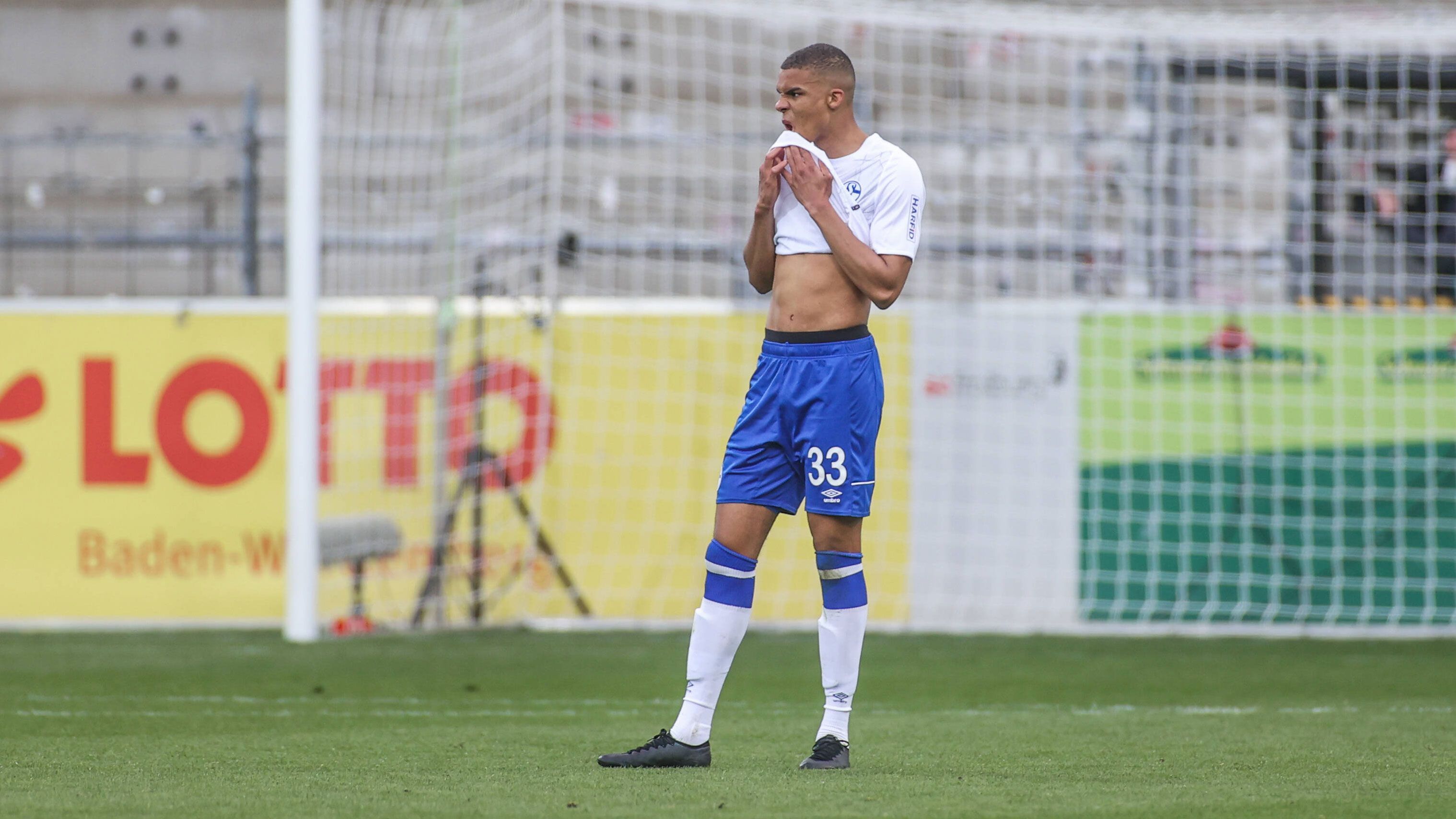 
                <strong>Malick Thiaw (FC Schalke 04)</strong><br>
                U21-Länderspiele: 0Thiaw ist der einzige im Kader der U21-Nationalmannschaft, der noch kein Länderspiel in dieser Altersklasse bestritten hat. Er ist aber mit 19 Jahren auch der jüngste im Team. Für die Königsblauen stand er in dieser Saison bereits 19 Mal auf dem Feld, davon 15 mal in der Startelf, und konnte beim 1:1 gegen den VfB Stuttgart im Oktober auch schon sein erstes Bundesliga-Tor erzielen. Dass er für das Viertelfinale gegen Dänemark als echte Option in Frage kommt, ist allerdings eher unwahrscheinlich.
              