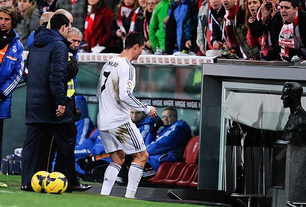 
                <strong>Cristiano Ronaldo sieht Rot</strong><br>
                Schließlich trollt er sich doch in die Kabine. Das Spiel endet übrigens 1:1 - und Ronaldo droht eine Sperre von bis zu drei Spielen
              