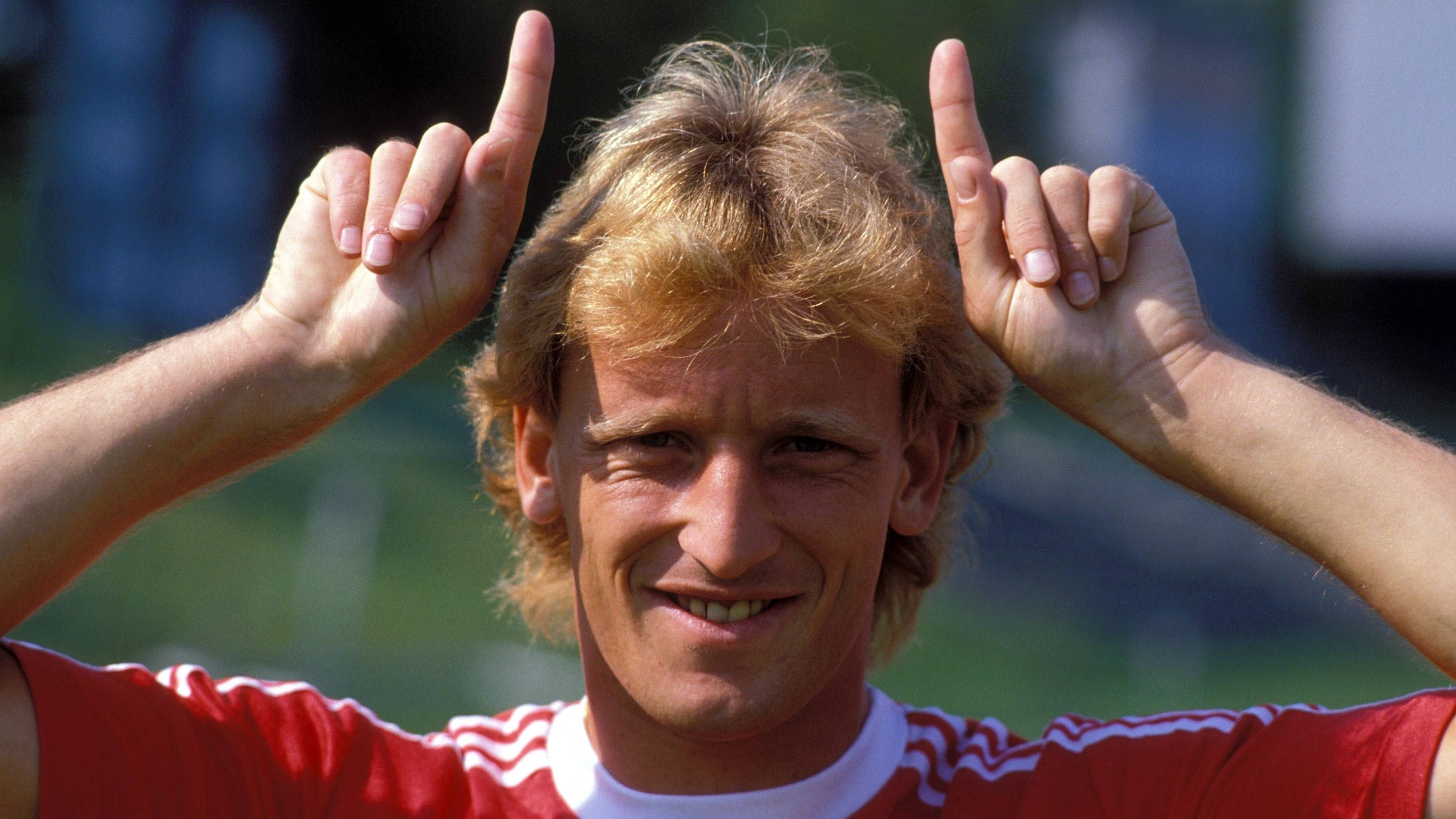 <strong>Deutscher Meister mit dem FC Bayern München</strong><br>1986 verpflichtete der FC Bayern Andreas Brehme. Die Ablösesumme von zwei Millionen Mark war damals die zweithöchste der Bundesliga-Geschichte. In seiner ersten Saison gewann er mit dem FC Bayern gleich die Meisterschaft.&nbsp;