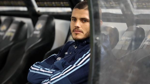 
                <strong>Mauro Icardi (Argentinien)</strong><br>
                Der Status zwischen Mauro Icardi und der argentinischen Nationalmannschaft: kompliziert! Obwohl der 25-Jährige bei Inter Mailand als Torjäger überzeugt, hat er in der Heimat kaum eine Lobby. Nur drei Einsätze verzeichnete Icardi in der WM-Qualifikation Südamerikas, insgesamt hat er vier Länderspiele bestritten. Grund für die ständige Nicht-Nominierung ist laut Medienberichten das schwierige Verhältnis zu Lionel Messi. Zumindest reagierte Icardi auf die kürzliche Nicht-Berücksichtigung bockstark, erzielte gegen Sampdoria Genua einen Viererpack. Mit Ex-Torjäger Gabriel Batistuta hat Icardi mittlerweile einen Fürsprecher. "Mit seinen Toren macht er Druck auf Sampaoli", twittert die ehemalige Fiorentina-Legende Batistuta. Klappt es dank des Fürsprechers mit der WM?
              