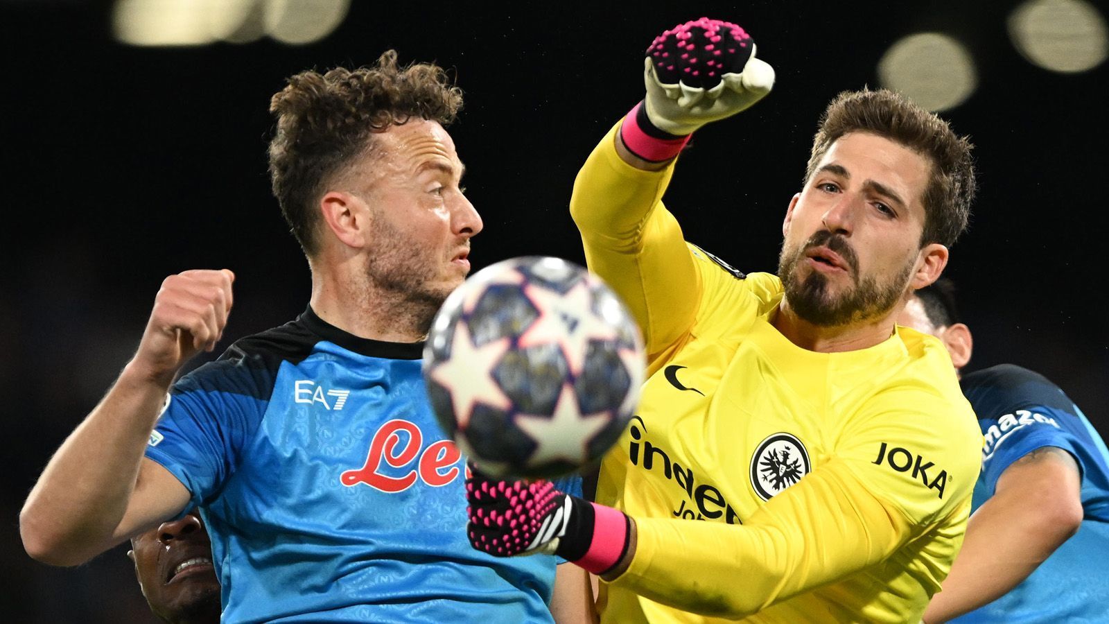 
                <strong>Kevin Trapp</strong><br>
                Der Torwart war der beste Frankfurter. Von der ersten Minute an war er gefordert, agierte sehr wachsam und sicher. An den Gegentreffern hat er keine Schuld. Ohne seine Qualität wäre die Niederlage womöglich noch höher ausgefallen. ran-Note: 2
              