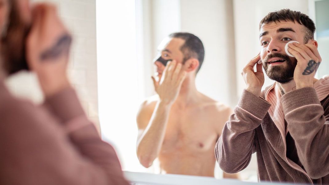 Ein Make-up Entferner, welcher gleichzeitig als pflegende Gesichtsreinigung dient? Mit Mizellenwasser ist dies möglich! Was sich genau hinter dem Beauty-Trend verbirgt, liest du im Artikel. 