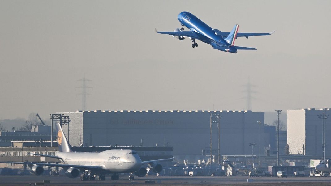 Ein Flugzeug der italienischen Staatsairline Ita startet am Frankfurter Flughafen über einer Boeing 747-8 der Lufthansa.