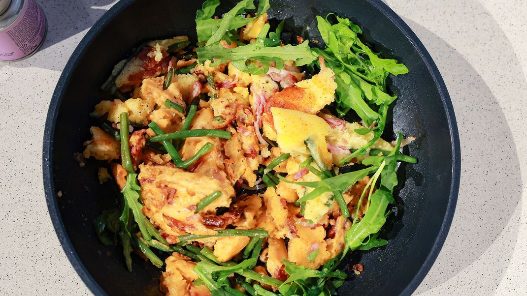 Herzhafter Schmarrn mit gebratenem Speck, Prinzessbohnen und Rucola-Salat.