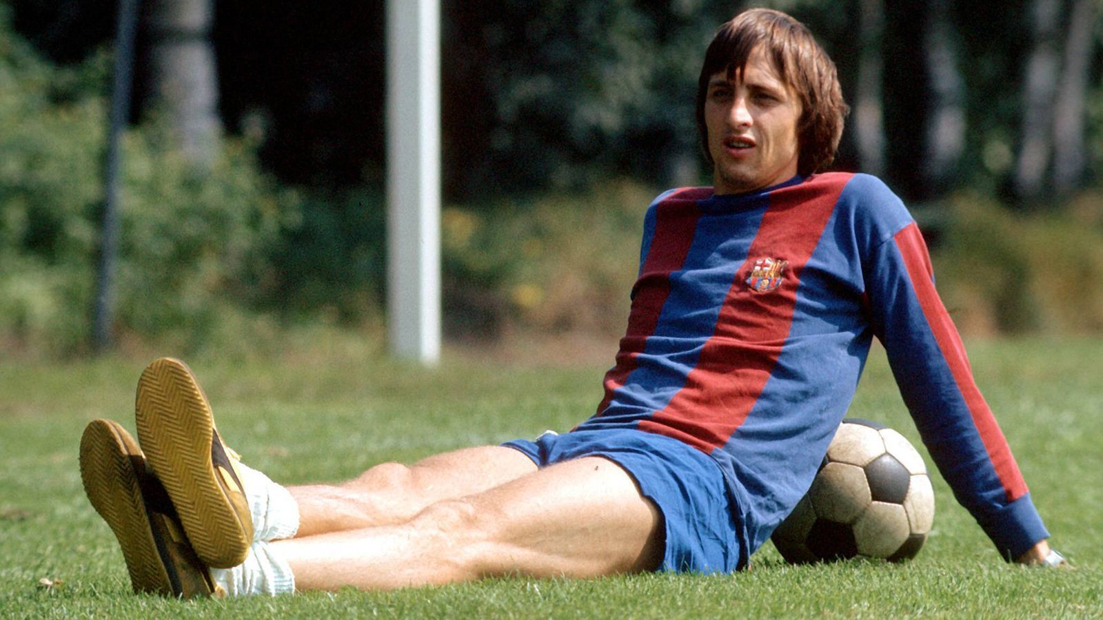 
                <strong>Johan Cruyff</strong><br>
                Denkt man an den überragenden Fußball der Niederlande in den 70er-Jahren, kommt man an König Johan nicht vorbei. Zweimal wurde Cruyff mit der "Elftal" Vizeweltmeister, Ajax Amsterdam führte er dreimal hintereinander zum Gewinn des Pokals der Landesmeister, mit Barcelona wurde er spanischer Meister. 2016 starb die Holland-Legende im Alter von 68 Jahren an Lungenkrebs.
              