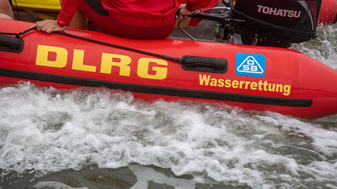 Rettungsschwimmer des DLRG holen zur Demonstration eine in Not geratene Schwimmerin aus dem Wasser.