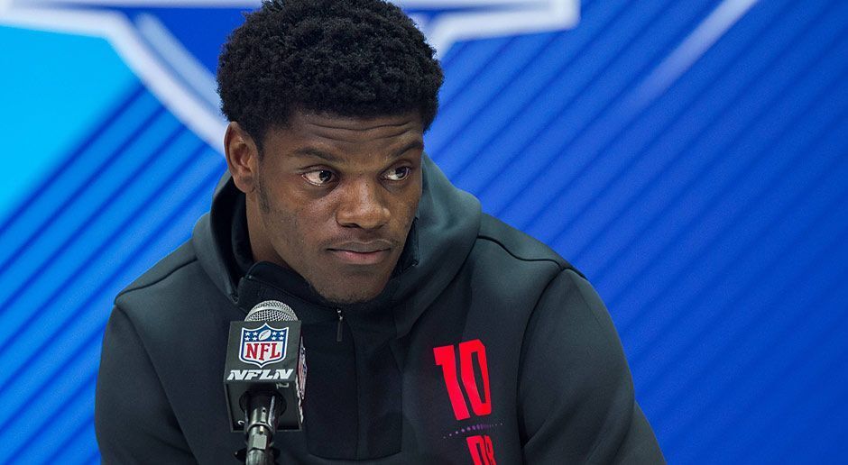 
                <strong>12. Pick: Buffalo Bills: QB Lamar Jackson</strong><br>
                Die Quarterback-Position ist in diesem Jahr außerordentlich tief besetzt, wovon die Bills profitieren. Jackson ist ein Quarterback, der alles mitbringt, um der neue Franchise Quarterback der Bills zu werden. Mit seiner spektakulären Art zu spielen, erinnert der mobile Quarterback an DeShaun Watson. Allerdings gilt Jackson auch als anfällig für Turnovers.
              