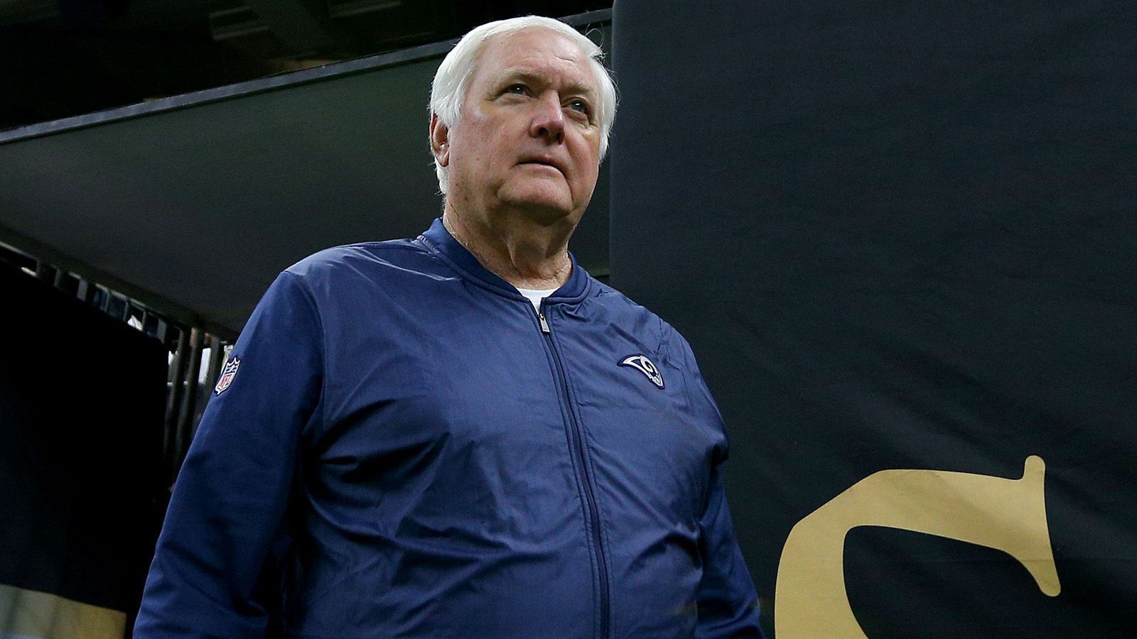 
                <strong>Wade Phillips - Defensive Coordinator (L.A. Rams)</strong><br>
                Ein Urgestein der NFL, ist schon seit 1976 dabei. Gibt mit seinen 71 Jahren den Gegenpart zum 33-Jährigen Head Coach Sean McVay. Phillips feierte seinen größten Erfolg als Defensive Coordinator, als er mit den Denver Broncos den Super Bowl 50 gewann. Er sammelte aber auch schon Erfahrung als Head Coach für die Broncos, Bills und Cowboys und war bei den Saints, Falcons und Texans als Interimscoach tätig. In den meisten Defensivstatistiken ist Phillips' Abwehrtruppe zurzeit nur Durchschnitt. Das liegt auch daran, dass viele Spiele aufgrund der Offensivstärke früh entschieden wurden und die Defensive die Spiele austrudeln lassen konnte. 
              