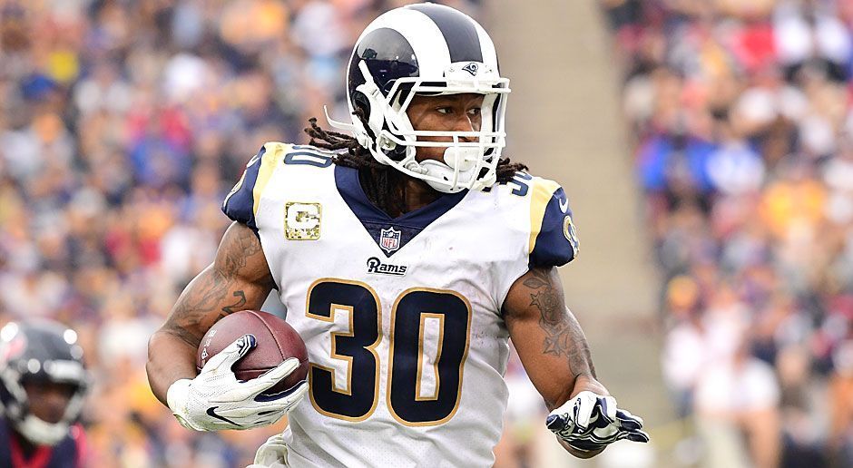 
                <strong>Running Back: Todd Gurley (Los Angeles Rams)</strong><br>
                Der Ballträger spielt ähnlich groß auf wie in seiner Rookie-Saison 2015, als er zum besten Offense-Neuling gewählt wurde. Wie damals stürmte er bereits zehn Mal in die Endzone - mehr als jeder andere Running Back. Damit hat Gurley seinen Anteil daran, dass die Rams auf ihre erste Playoff-Teilnahme seit 13 Jahren zusteuern.
              