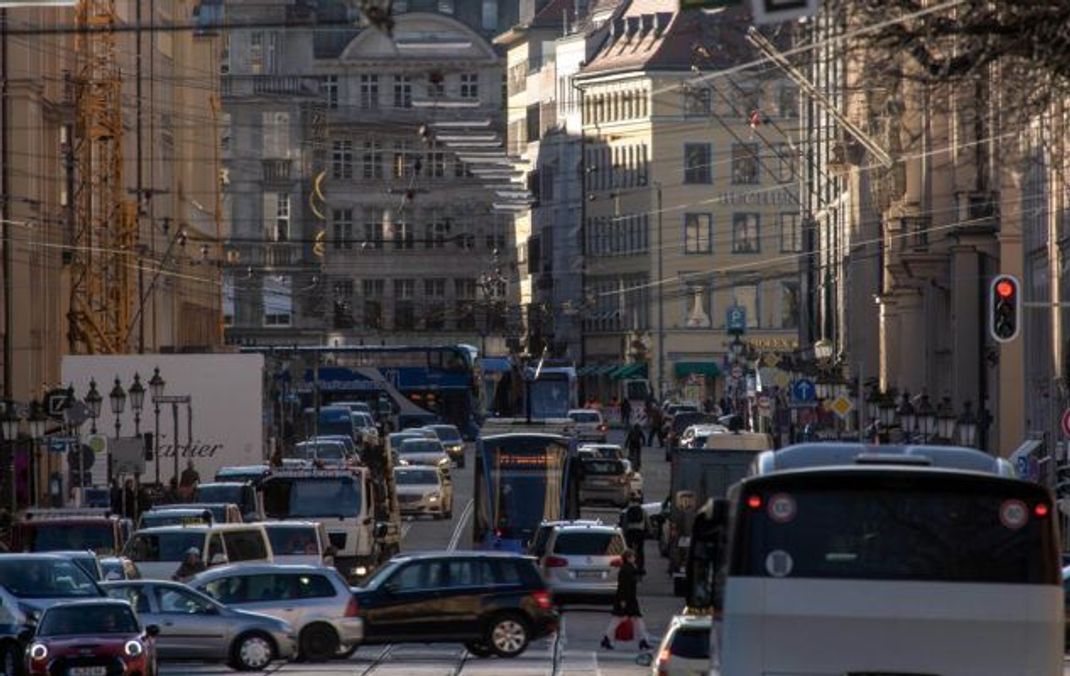 Wer mit dem Auto durch München will, muss Zeit und Geduld mitbringen: Mit 74 Stunden pro Jahr stehen Fahrer:innen dort am längsten im Stau.