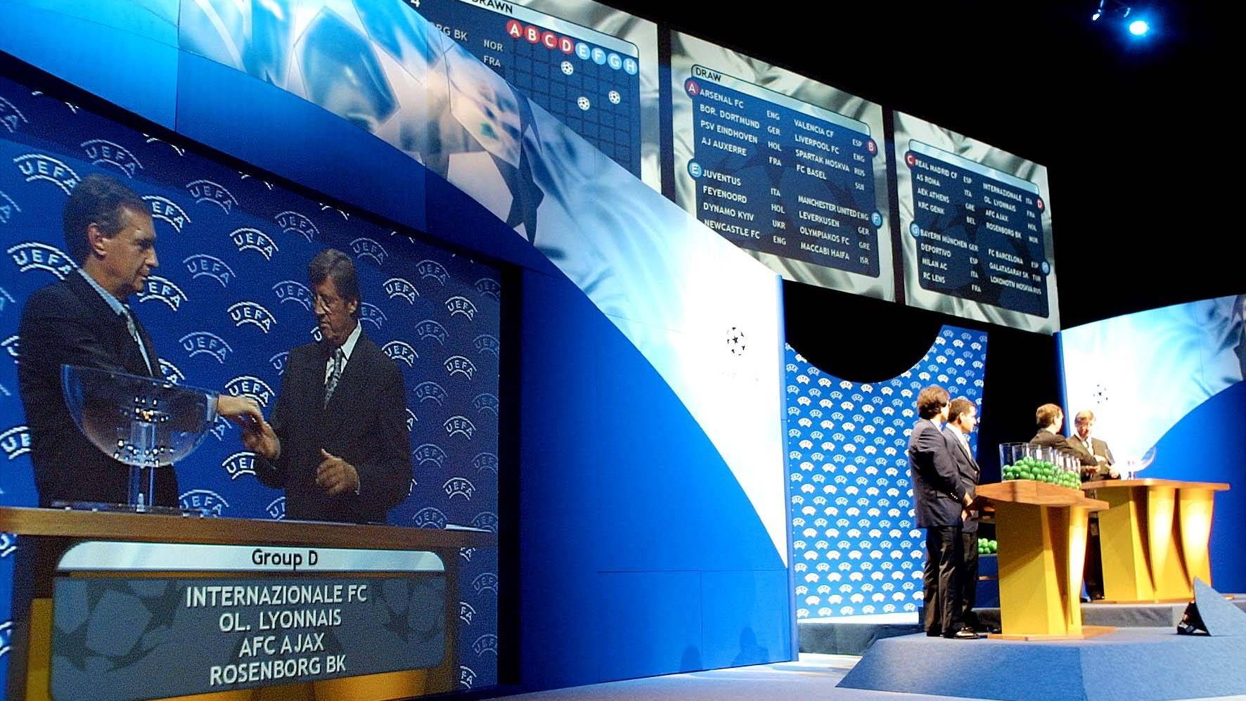 <strong>Champions League 2002/2003: Der Modus</strong><br>Die Saison 2002/03 war die elfte Edition der UEFA Champions League und zählte wie heute noch 32 teilnehmende Mannschaften. Anders als heute mussten die Teams aber durch zwei Gruppenphasen durch, bevor es mit der K.o.-Phase, die mit dem Viertelfinale startete, weiterging.