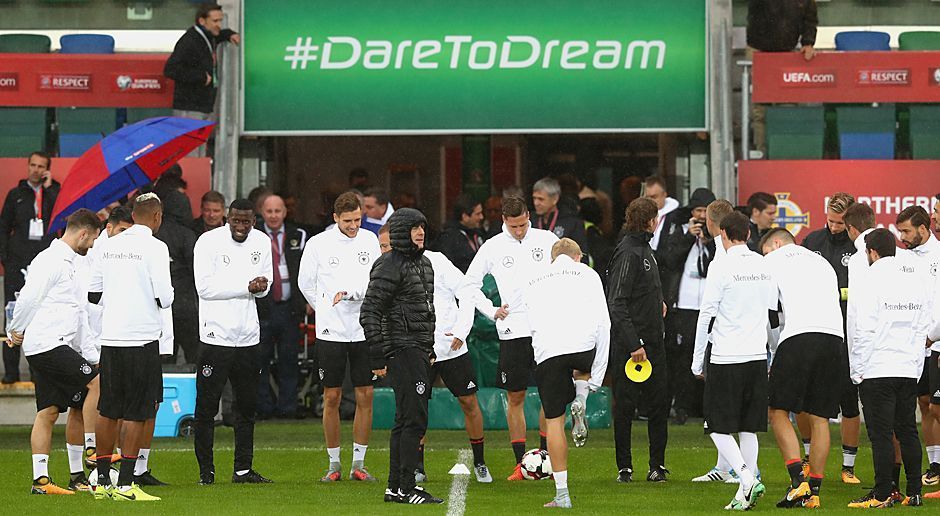 
                <strong>Wer ergänzt den Bayern-Block?</strong><br>
                Der Konkurrenzkampf im DFB-Team zeigt sich auch in der Abwehr. Hinter einem fest gesetzten Bayern-Trio konkurrieren von Confed-Cup-Siegern über Verletzungsgeplagte bis hin zu möglichen Nationalelf-Debütanten viele Spieler auf Augenhöhe.
              