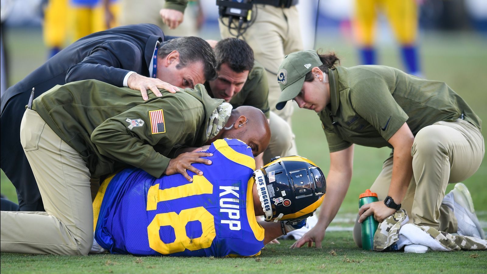 
                <strong>Cooper Kupp (Los Angeles Rams) </strong><br>
                Der Sieg über die Seattle Seahawks in Week 10 hatte für die Los Angeles Rams einen sehr faden Beigeschmack. Cooper Kupp riss das Kreuzband im linken Knie. Der Wide Receiver fällt für den Rest der Saison aus.
              