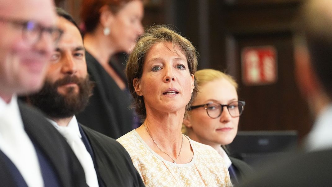 Vor Gericht verweigert Christina Block (Mitte) Antworten auf Fragen ihres Ex-Manns – der Prozess um die Entführung ihrer Kinder bleibt angespannt.