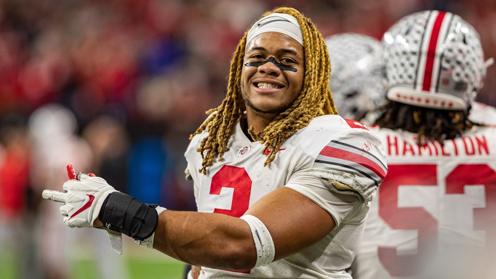 
                <strong>Ohio State Buckeyes - Chase Young (Defensive End)</strong><br>
                Der Pass Rusher gilt neben Quarterback Joe Burrow eigentlich als einer der Favoriten auf den Nummer-eins-Pick im Draft 2020. Allerdings plant der 20-Jährige für das kommende Jahr noch gar nicht seinen Wechsel in die NFL. Stattdessen ist es angedacht, noch ein weiteres Jahr für Ohio State zu spielen. Mit 16,5 Sacks und 44 Tackles in nur zehn Spielen führt er seine Positionsgruppe landesweit an. Der 1,98 Meter große und 120 Kilogramm schwere Defensive End wurde in den letzten Jahren mit Auszeichnungen überschüttet und war auch ein Heisman-Trophy-Finalist.    
              