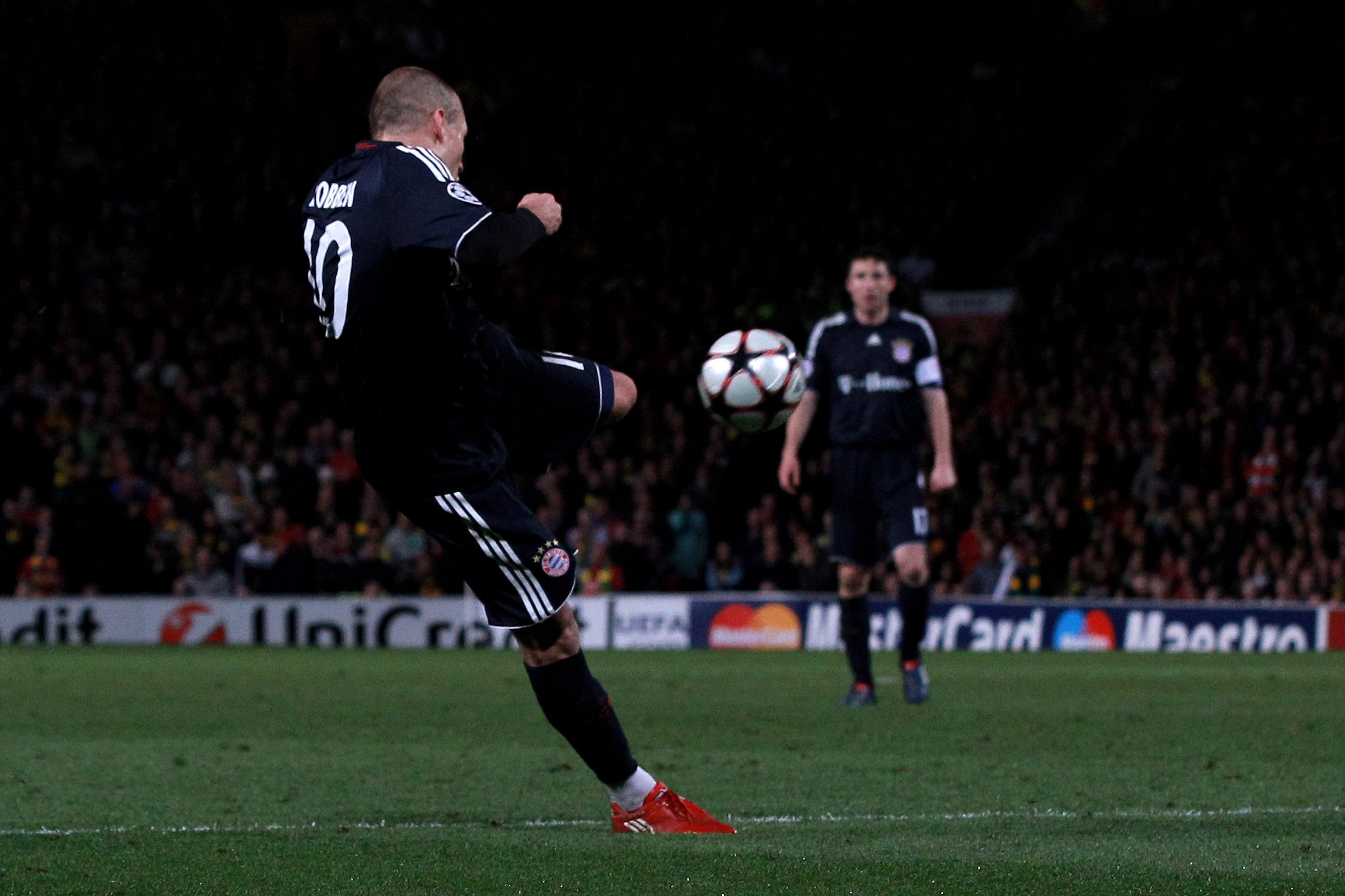 
                <strong>ManUtd - FC Bayern: 3:2 (2009/10, Viertelfinale, Rückspiel)</strong><br>
                ... macht Arjen Robben das wohl schönste, wichtigste und emotionalste Tor seiner Karriere (bis dahin).
              