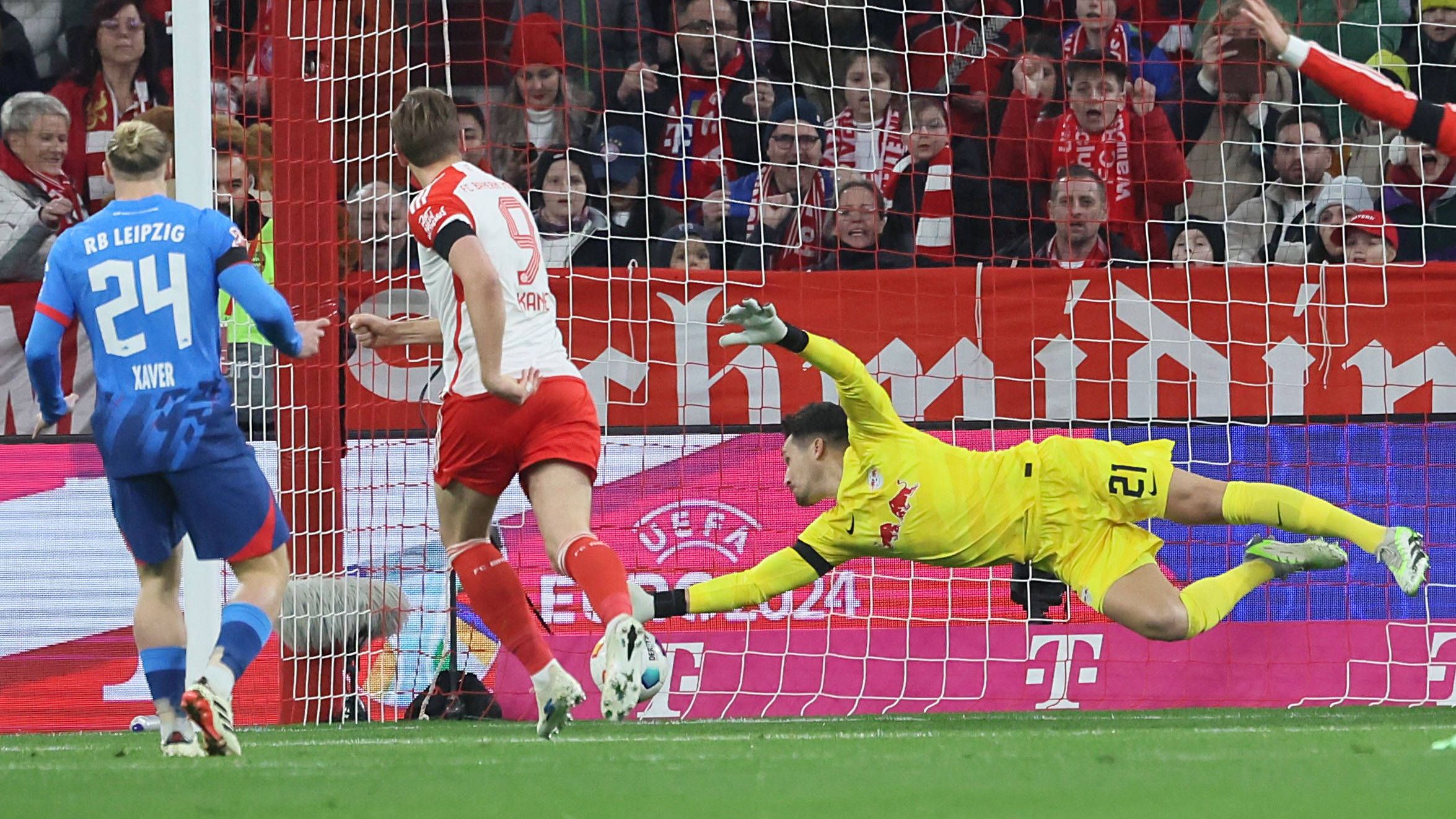 <strong>Janis Blaswich (RB Leipzig)</strong><br>Rutscht für den angeschlagenen Gulacsi in die Startelf und verhindert mit einem überragenden Reflex gegen Harry Kane einen frühen Rückstand. Nach einer knappen halben Stunde verhindert Blaswich gegen Sane wieder einen Treffer. Bei beiden Gegentreffern chancenlos. <strong><em>ran</em></strong>-Note: 2