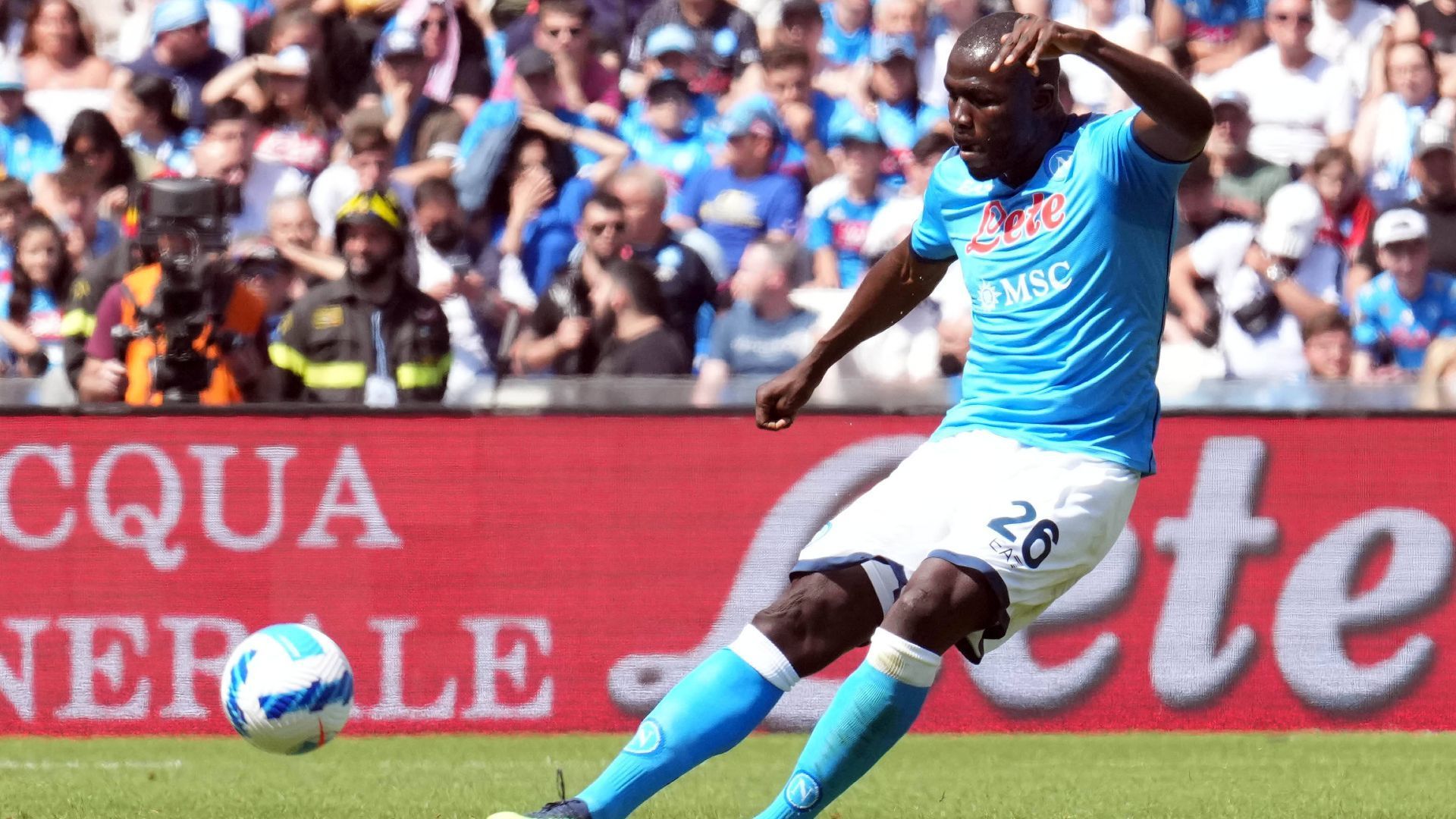 
                <strong>Kalidou Koulibaly (SSC Neapel)</strong><br>
                Doch das reicht dem FC Barcelona nicht. Er muss trotz der hohen Schulden weiter investieren. Ein möglicher Neuzugang könnte Kalidou Koulibaly vom SSC Neapel sein. "Er ist einer von mehreren Spielern, die zu uns kommen wollen", sagte Laporta am Rande einer Gedenkveranstaltung zu Ehren von Barca-Legende Johan Cruyff. Der Innenverteidiger, dessen Kontrakt 2023 ausläuft, hat laut "Gazzetta dello Sport" von Neapel ein verbessertes Vertragsangebot bekommen und würde demnach vier Millionen Euro jährlich verdienen können. Barcelona hat wohl noch kein offizielles Angebot unterbreitet.
              