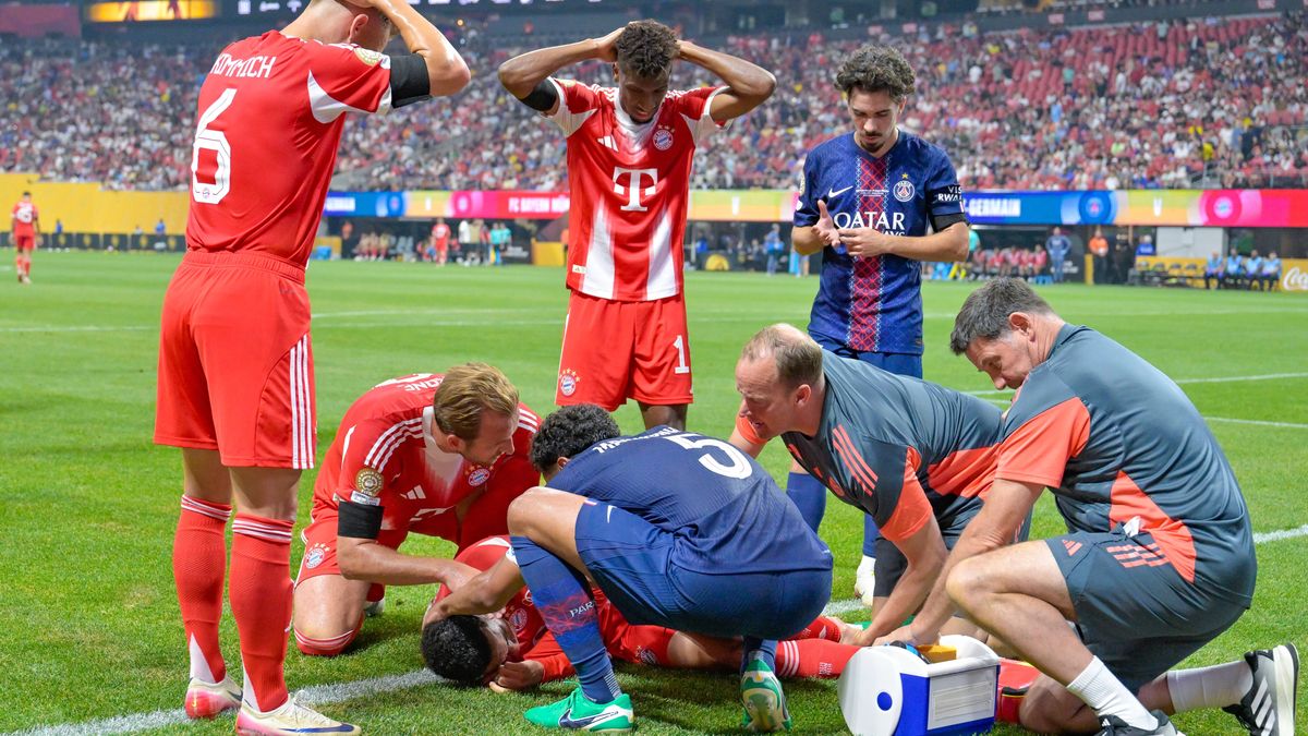 ATLANTA, GA Ð JULY 05: Bayern Munich players Joshua Kimmich (6), Harry Kane (9), and Kingsley Coman (11) react after their teammate Jamal Musiala (42) was injured in the first half of the FIFA Club...