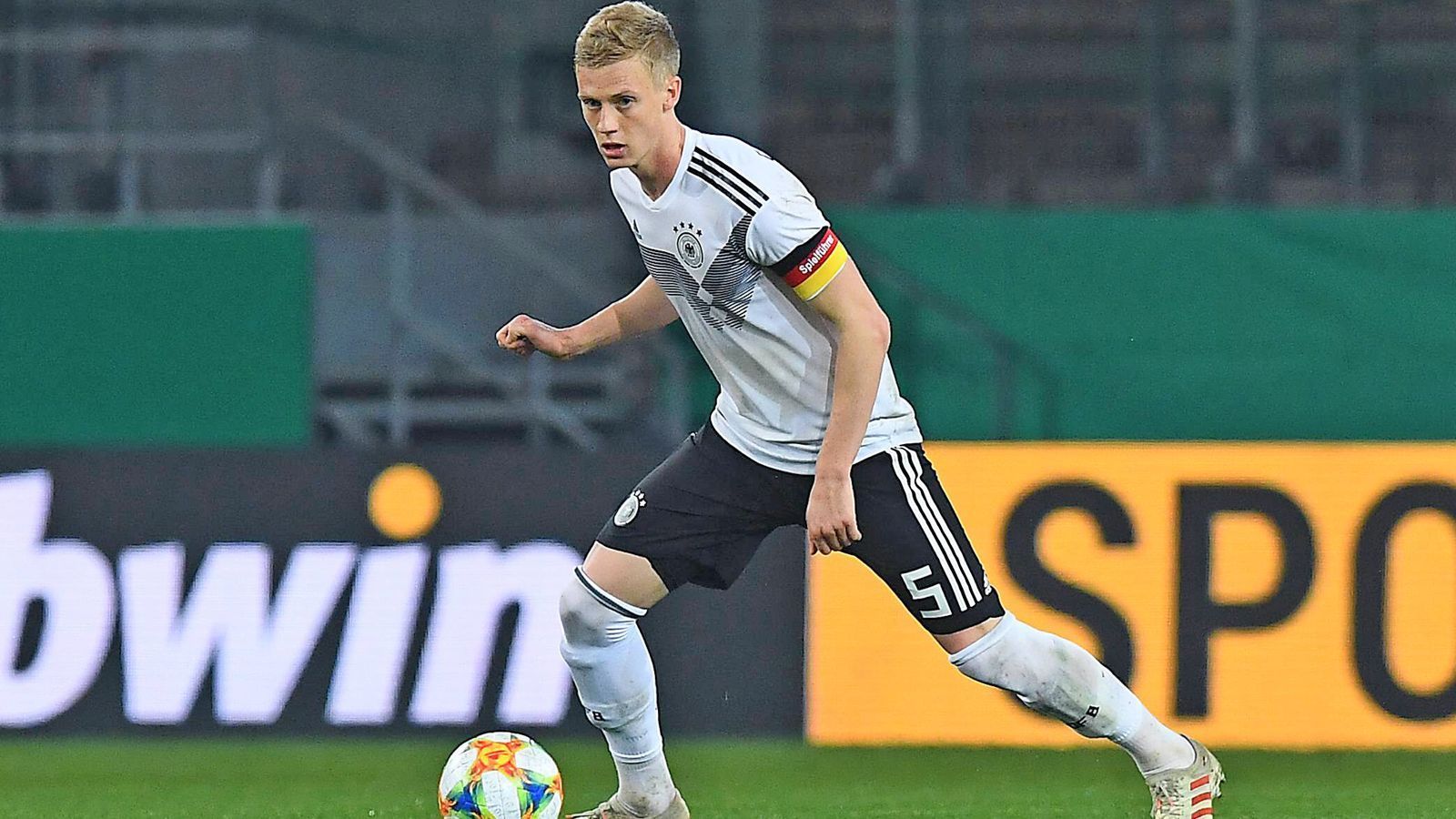 
                <strong>5 Timo Baumgartl</strong><br>
                Position: AbwehrVerein: VfB StuttgartAlter: 23 JahreU21-Länderspiele: 15/1 Tor86 Bundesligaspiele/1 Tor, 29 Zweitligaspiele/1 Tor
              