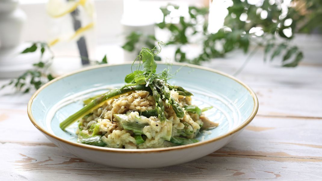 Spargel verleiht diesem Risotto einen schönen frischen Geschmack.